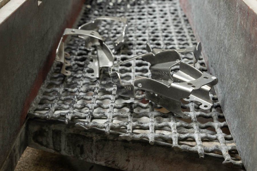 Formed parts in a finishing basket